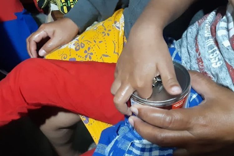 Jari Bocah 4 Tahun Kejepit di Lubang Kaleng Susu, Damkar Turun Tangan