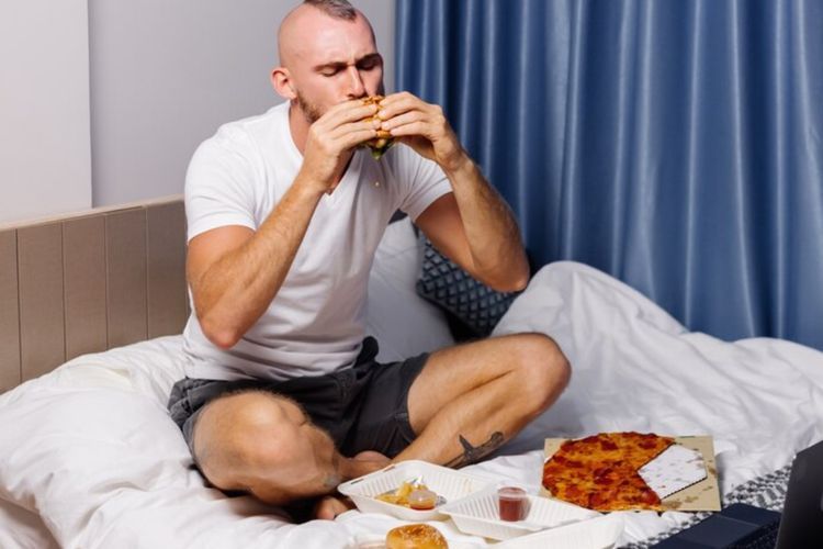 Doyan Begadang saat Muda Bisa Bikin Pikun, Apalagi Sambil Ngemil Junk Food
