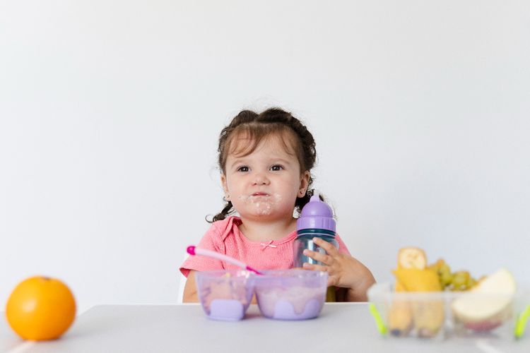 Melatih Anak Makan Sembarangan Bisa Bikin Tubuh Kuat, Fakta Atau Mitos?