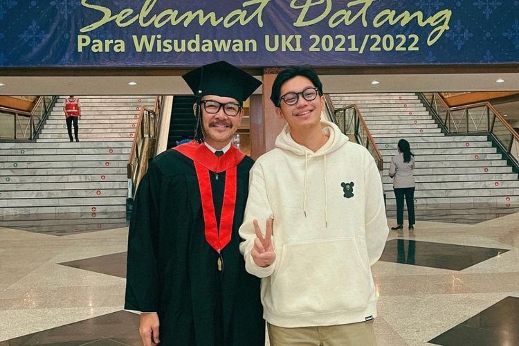 Selamat! Ferry Salim Berhasil Selesaikan Kuliah S1 Hukum di Usia 56 Tahun