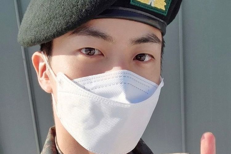 Gagahnya Jin BTS Berseragam Militer Pesonanya Bikin Wanita Klepek-klepek