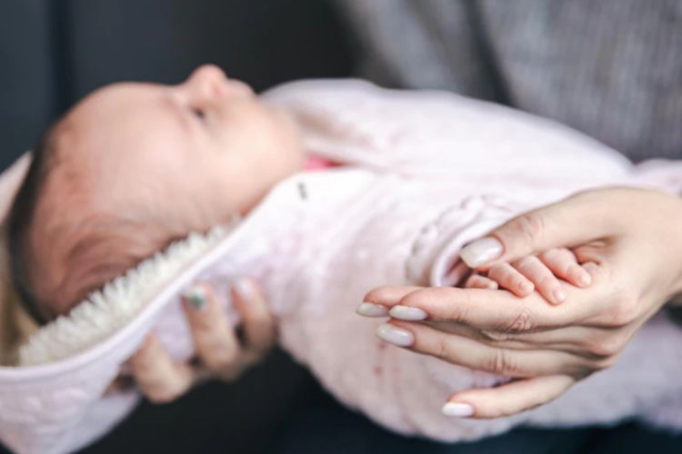 Viral Bayi 40 Hari Dicekoki Jamu Pakai Tisu Berujung Operasi, Alasannya Biar Gak Kembung