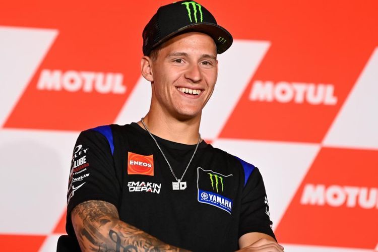 Pakai Helm di Rumah, Fabio Quartararo Gak Sabar Banget Mau Balapan?