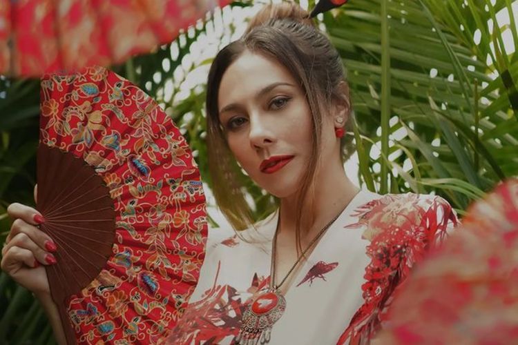 Wulan Guritno Bergaya Wanita Tionghoa Rayakan Imlek, Netizen: Gak Kaleng-kaleng Nih Tante