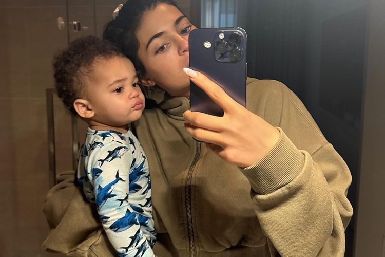 Go Public! Kylie Jenner Pamer Wajah dan Nama Anak Keduanya: I Love You Aire Webster