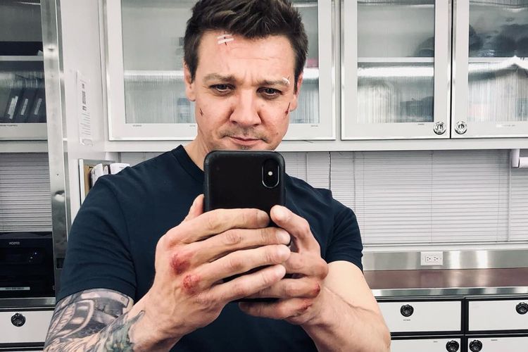 Jeremy Renner Pamer Olahraga Pagi Usai 30 Lebih Tulang Patah Akibat Kecelakaan Salju