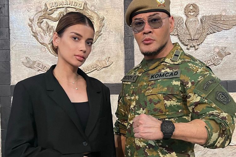 Berenang bareng Deddy Corbuzier, Leher Sabrina Jadi Sorotan: Apa Itu yang Merah?