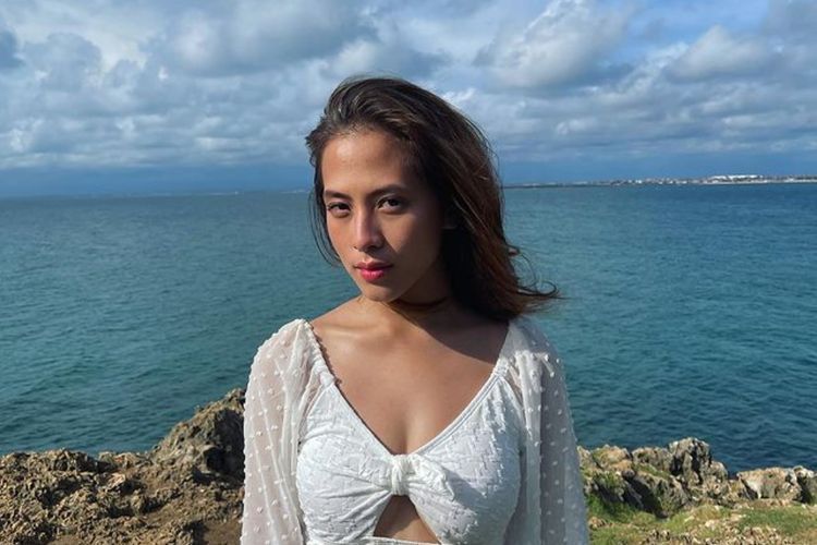 Gaya Zara Adhisty Pakai Swimsuit Putih di Pantai, Netizen Salfok: Celananya Kayak Pampers