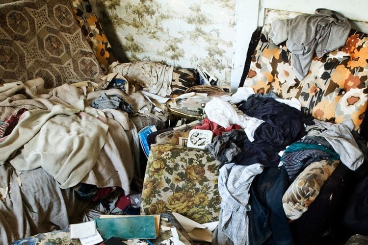 Bak Adegan Film, Pria Ini Main Komputer dengan Dikelilingi Tumpukan Sampah di Kamarnya