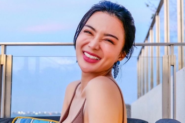 Full Senyum Sayang, Potret Ceria Wika Salim Liburan ke Pantai Cantiknya Bikin Candu