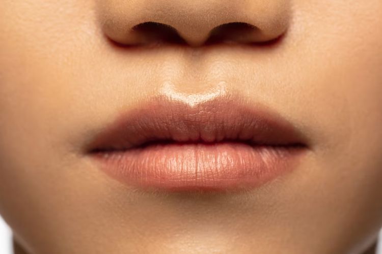 6 Cara Menghilangkan Bibir Hitam, Lakukan Secara Rutin! 