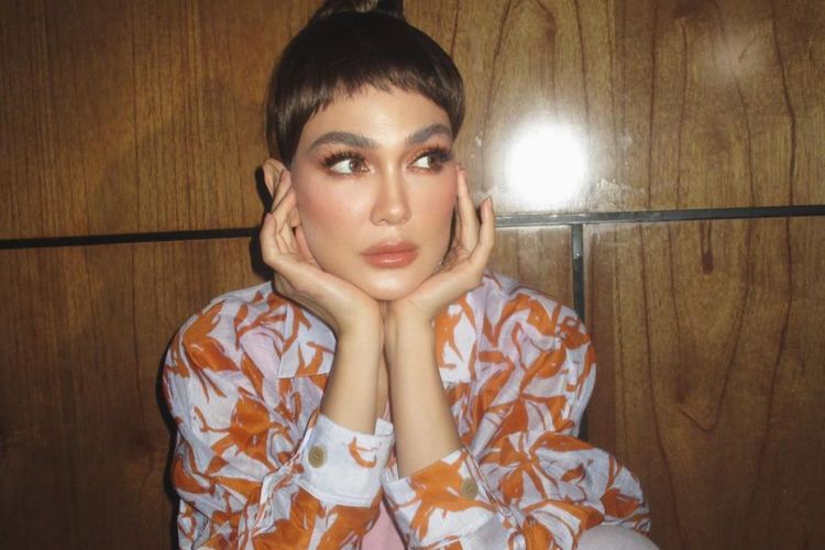 Bikin Salfok! Luna Maya Tampil dengan Poni Pendek, Disebut Mirip Bella Hadid