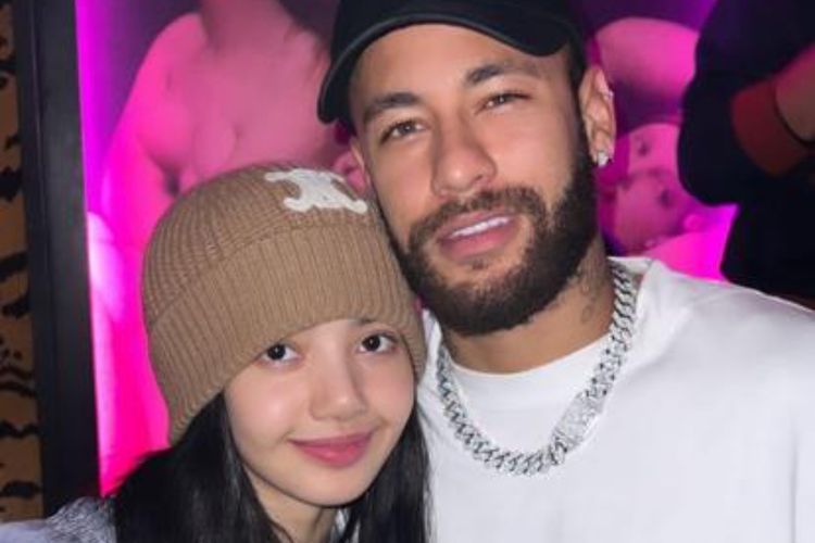 Pose Mesra dengan Neymar, Lisa BLACKPINK Tampil Kece dengan Topi Mahal! Berapa Harganya?