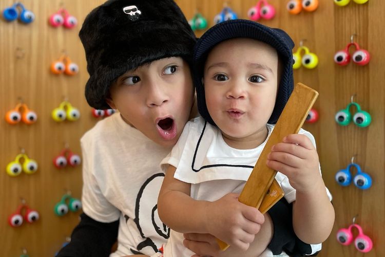 Rafathar Curhat Minta Tolong Fans Jangan Paksa Ajak Foto: Pusing Lihat Kamera