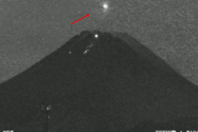 Heboh Bola Cahaya Misterius Melintas di Atas Merapi, Ternyata Begini Faktanya