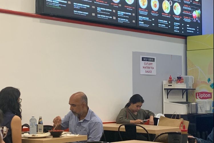 Resto Ini Jual Pecel Ayam Seharga Steak, Pelanggannya Kebanyakan Mahasiswa Indonesia