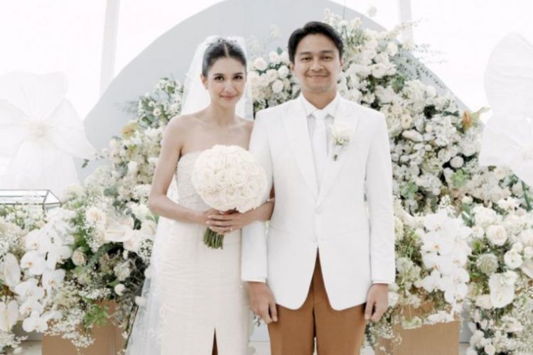 Resmi Menikah Sama Deva Mahenra, Mikha Tambayong Pakai Gaun Ibunda dan Baju Adat Sulawesi