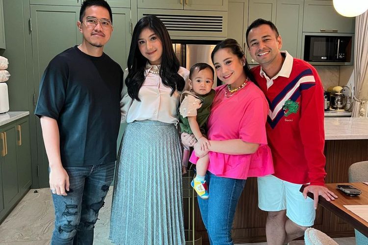 Kaki Glowing Nagita Jadi Sorotan saat Pose Bareng Erina, Gak Pernah Pake Sendal ke Bekasi!