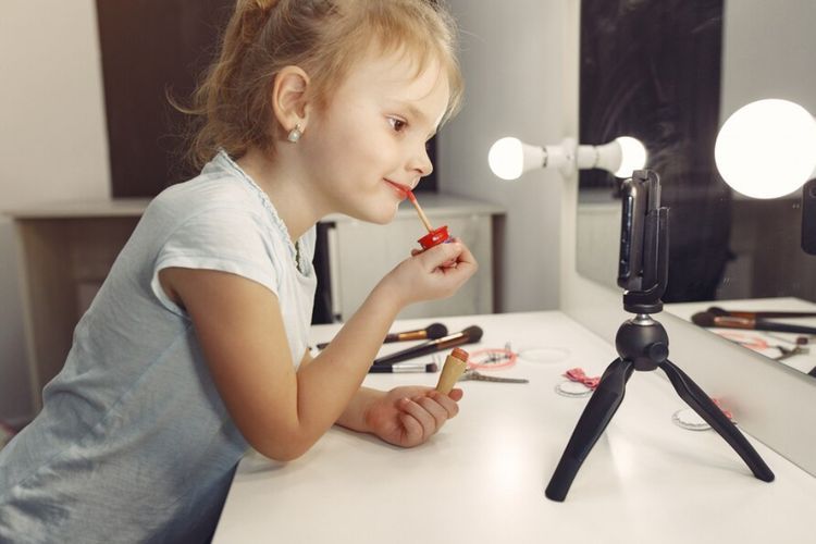 Banyak Ortu Biarkan Anak Main Make Up, Studi: Padahal Mengandung Racun