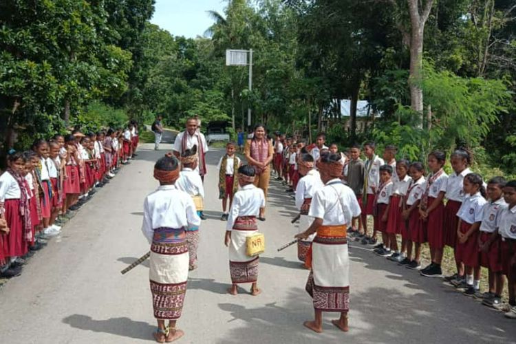 Bak Pahlawan! Pagar Betis 1 Km Sambut Kedatangan Nono Bocah Jenius NTT di Kampung Halaman