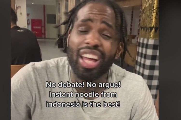 Bule Ini Jatuh Cinta Sama Indomie Goreng, No Debat Is The Best!