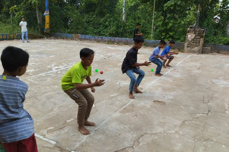 Puluhan Anak di Sumenep Ikut Lomba Latto-Latto, Wajib Jalan Jongkok di Tengah Permainan