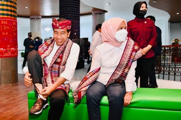 Presiden Jokowi Beli Sepatu Kets Tenun Bali: Kayak Anak 17 Tahun