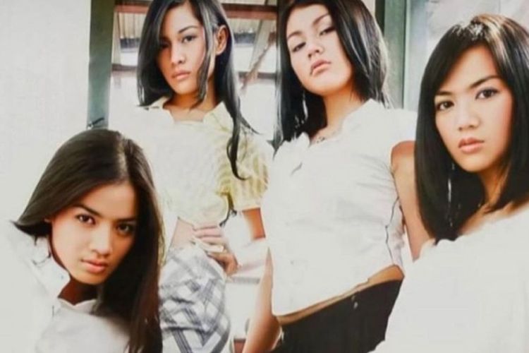 Titi Kamal Pamer Foto Jadul Sama Cast AADC, Netizen Sebut Mirip Penampilan New Jeans!