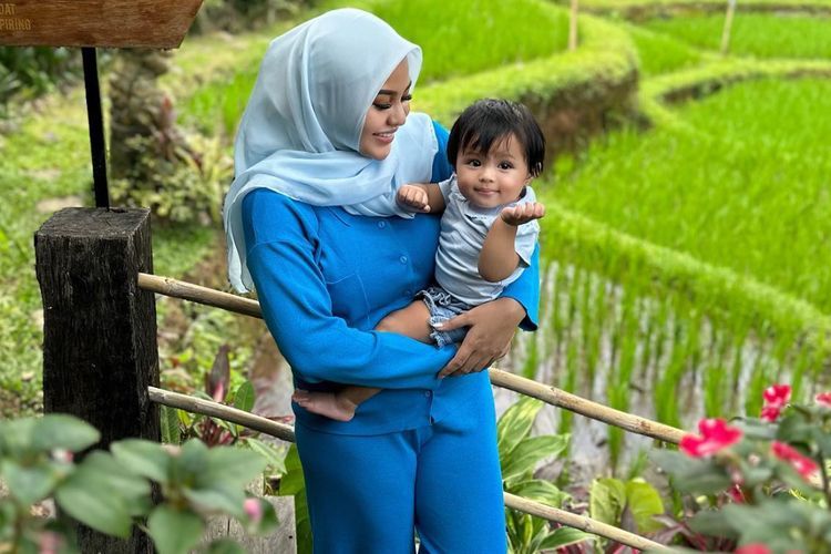 Ternyata Ini Alasan Aurel Hermansyah Lakukan Tradisi Pukul Lele ke Ameena