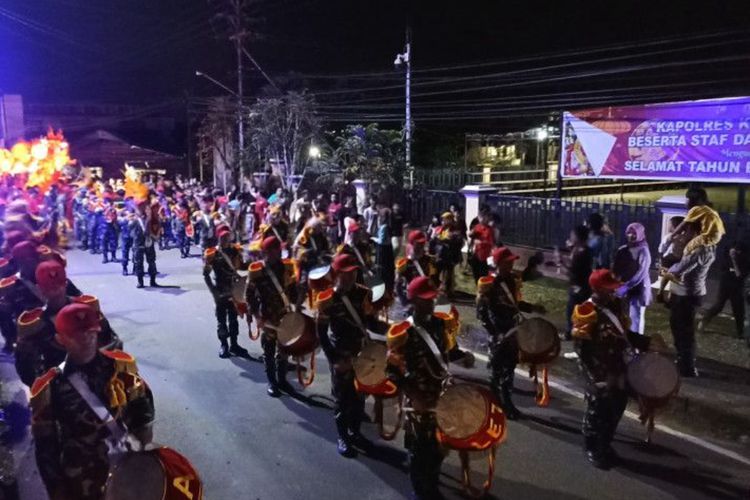 Ikut Pawai Lampion Cap Go Meh, Atraksi Drumband Prajurit TNI Bikin Meriah di Kalbar