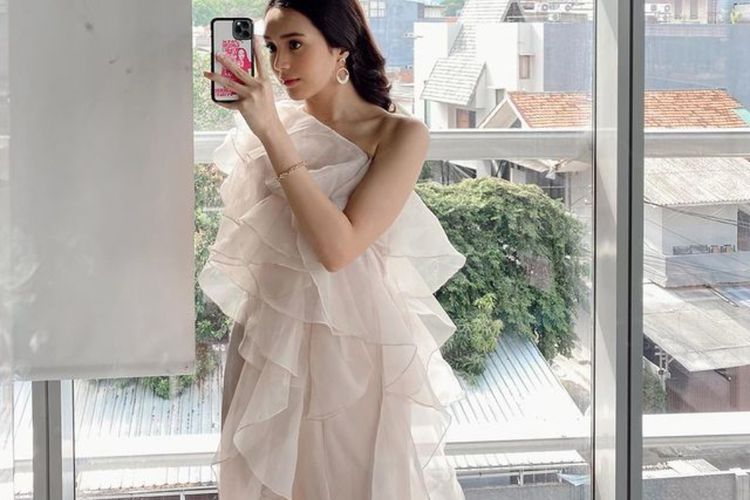 Pesona Beby Tsabina Mirror Selfie Pakai Dress Putih, Dipuji Cantik Kayak Bidadari