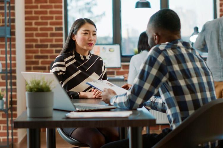 Bagaimana Cara Perkenalan Diri saat Interview? Simak Ini! 