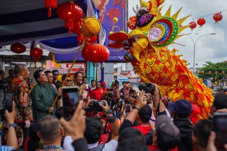 Momen Erick Thohir Rayakan Cap Go Meh di Pontianak, Ikut Mainkan Mustika Naga 