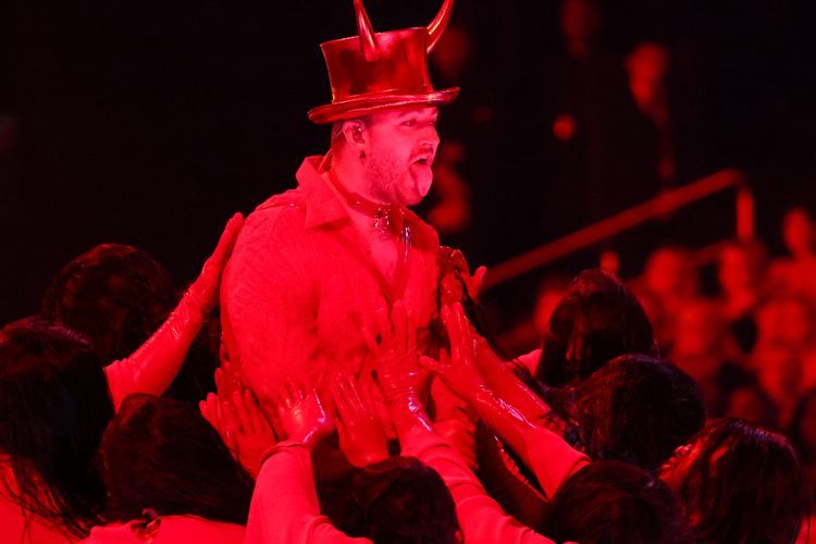 Sam Smith Jadi Sorotan saat Tampilkan Ritual Pemanggilan Setan di Grammy Awards 2023