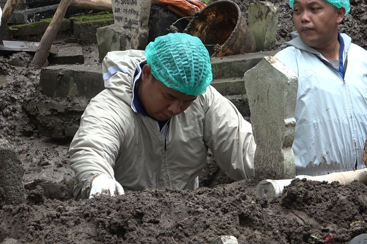 Diduga Tewas Dianiaya Senior, Polisi Bongkar Makam Taruna Politeknik Pelayaran Surabaya 