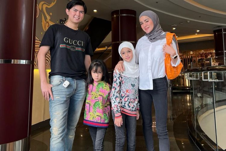 Olla Ramlan Disebut Pakai Baju Transparan dan Nerawang, Netizen Ramai Beri Cibiran!