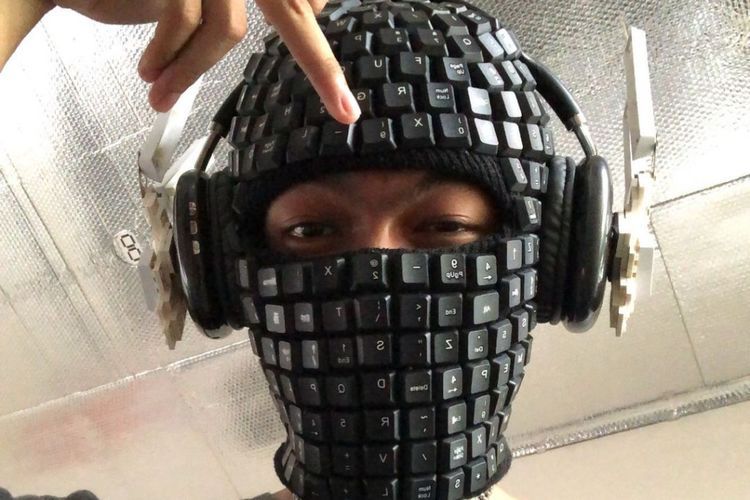 Keren dan Unik! Seniman Ini Ciptakan Produk Fashion dari Keyboard, Ada Sepatu Sampai Topi