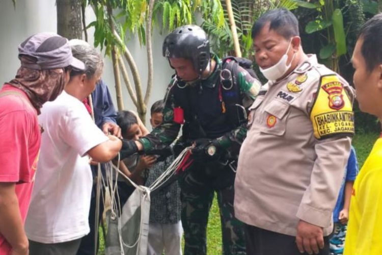 Penerjun Payung TNI Nyangkut di Pohon Palem Sedang Latihan Akibat Angin Kencang