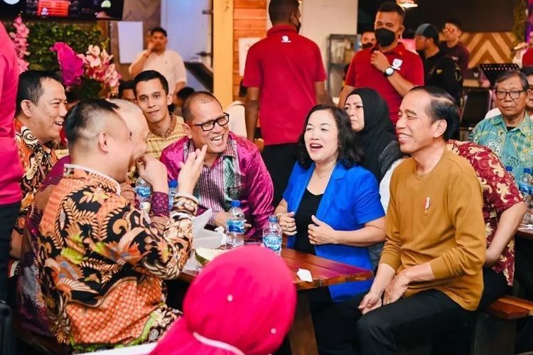 Cerita Pemred Makan Durian Bareng Jokowi di Hari Pers: Kaget Bapak Jago Milih yang Enak