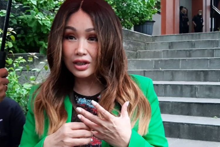 Jauh-Jauh Oplas Wajah ke Korea Biar Makin Muda, Titi DJ Malah Disebut Mirip Lucinta Luna