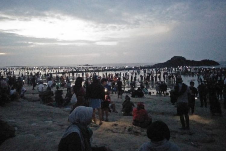 Unik, Ribuan Orang Padati Festival Cium Cacing Laut yang Diyakini Titisan Putri Mandalika
