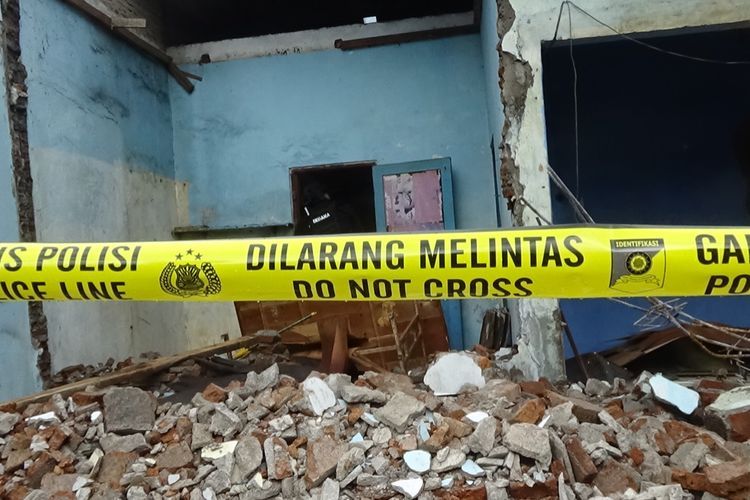 Lagi Renovasi Rumah, Tukang Temukan Benda Mencurigakan di Plafon, Langsung Bikin Geger!