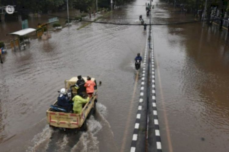 4 RT dan 10 Ruas Jalan Tergenang Air Imbas Hujan Guyur Jakarta Pagi Ini