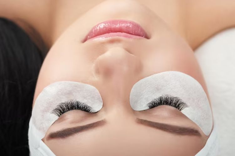 Sama-sama Bikin Cantik, Lebih Oke Eyelash Extension atau Bulu Mata Palsu?