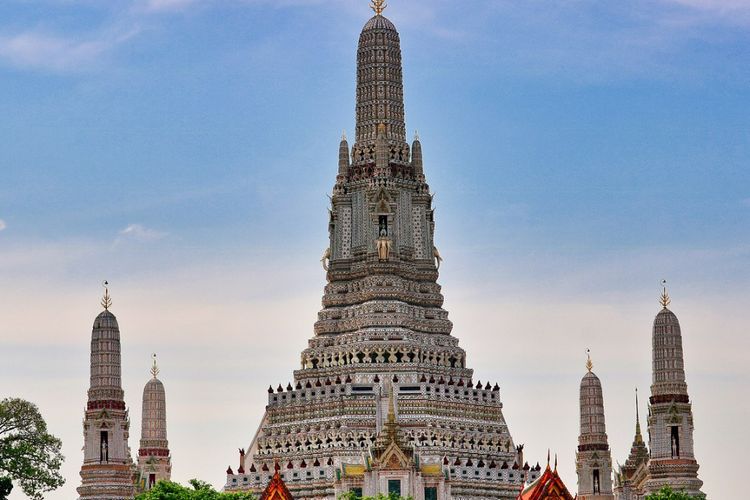 Wat Arun, Kuil Paling Terkenal di Thailand Bertabur Cahaya Sunset yang Menarik Wisatawan