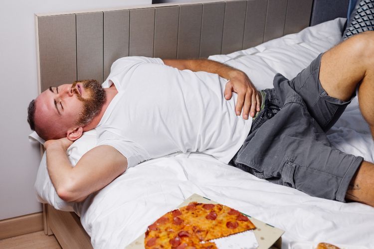 Sederet Asupan yang Harus Dihindari Sebelum Tidur, Salah Satunya Makanan Pedas