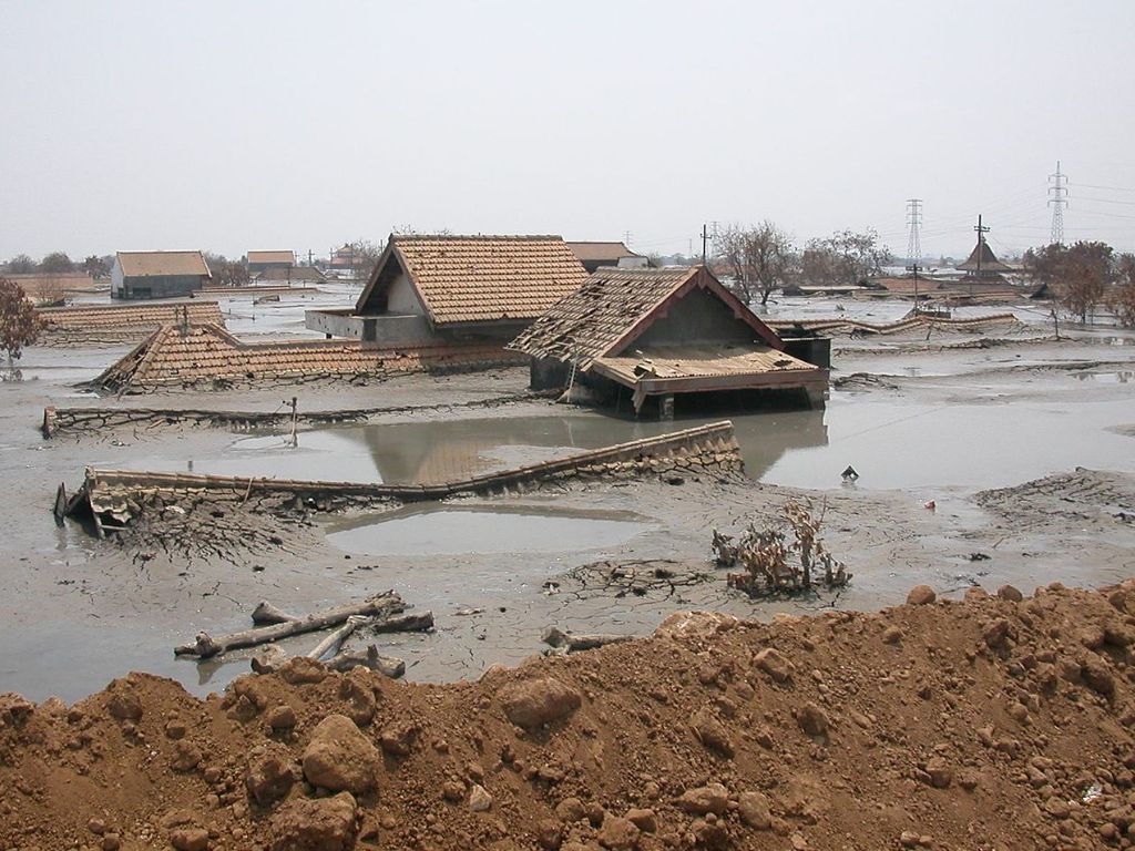 Melihat Fenomena Semburan Lumpur Lapindo yang Merendam Rumah Warga Sidoarjo