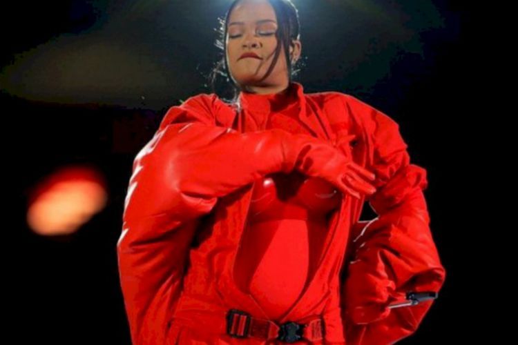 Like a Diamond! Rihanna Tampil di Super Bowl Pakai Cincin Berlian Merah Rp15 Miliar