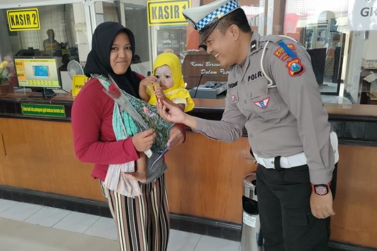 So Sweet! Polisi Bagi-bagi Cokelat di Hari Valentine, Wanita Ini Baper Full Senyum 