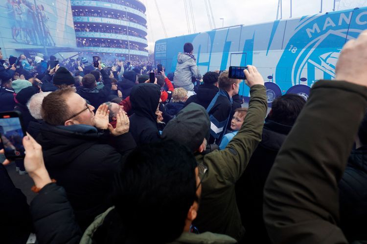 Fans Man City Gak Takut Diinvestigasi Premier League, Malah Acungkan Jari Tengah